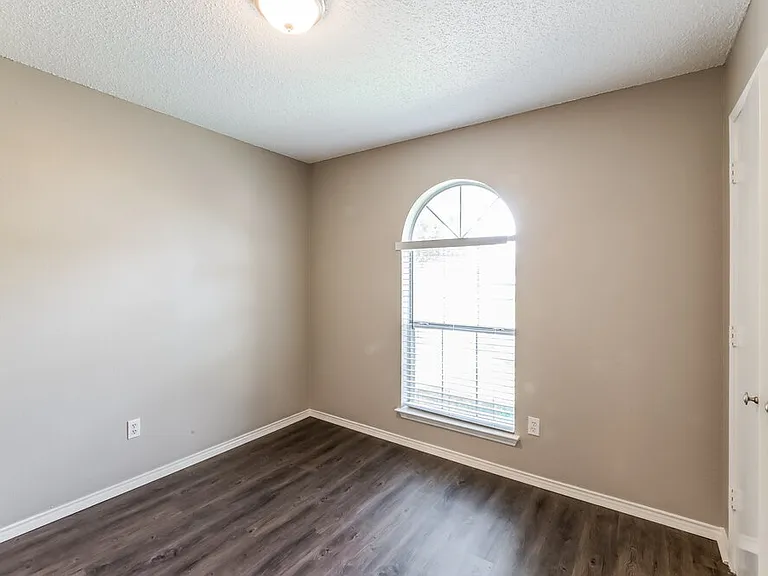 1433 Spicewood Dr — Photo 12