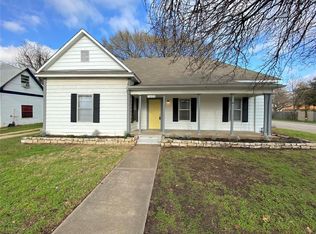 1402 N Robinson St, Cleburne, TX 76031