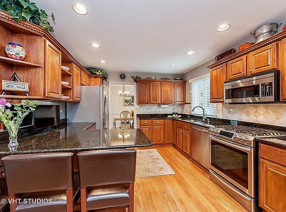 4th image of 1879 Winnetka Ave