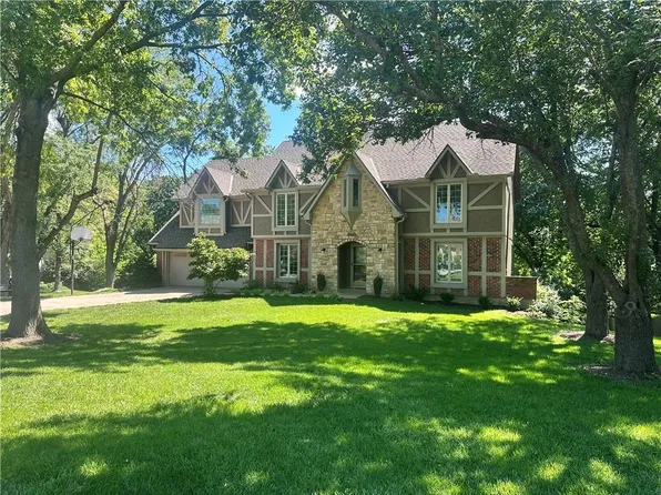 15819 Overbrook Ln, Overland Park, KS 66085