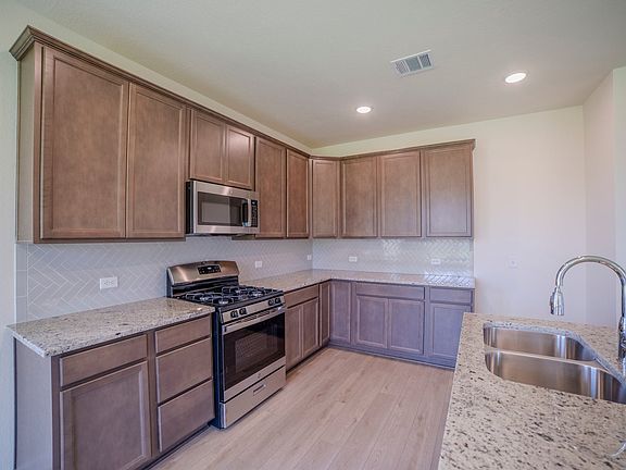 4th image of 1402 Lake Ridge Dr