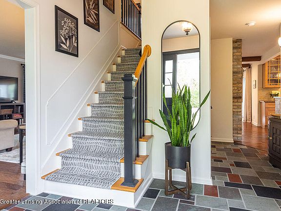 5th image of 608 Camelot Dr