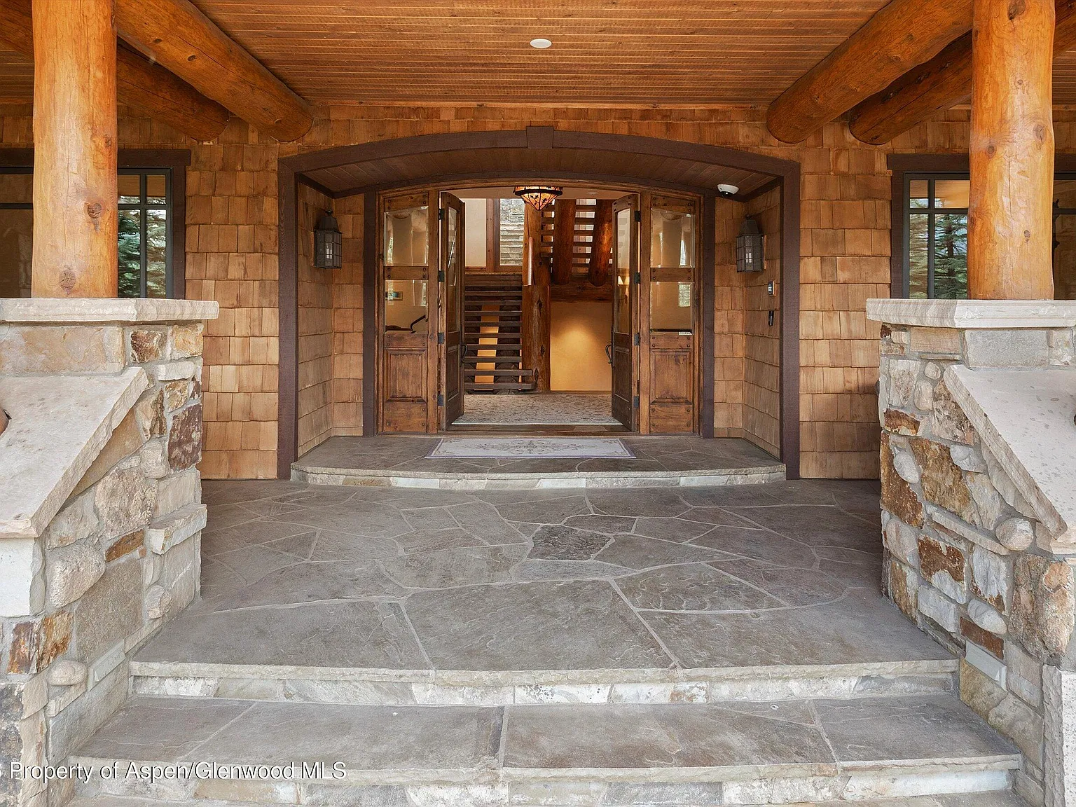 5 bed, 5.5 bath, 9995 sqft, $200,000 — Photo 3