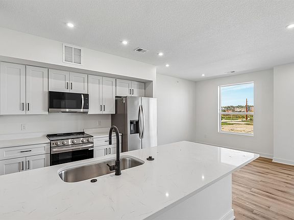 5th image of 1310 Murphy St #306