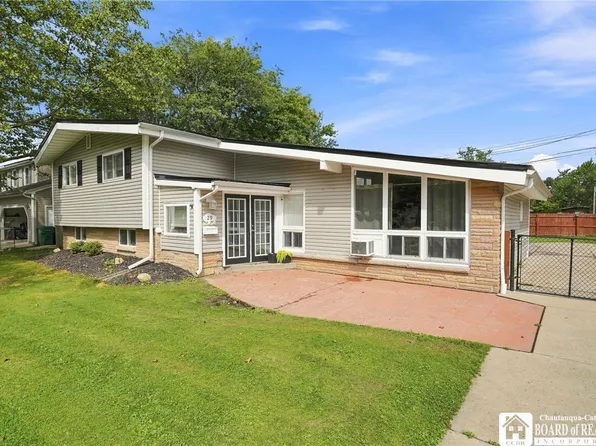 29 Burton Ln, Hamburg, NY 14075