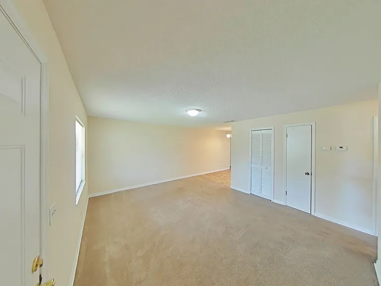 5432 NE 11th Ave — Photo 2
