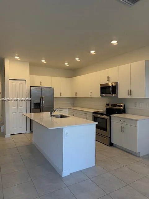 5 bed, 3.5 bath, 2974 sqft, $4,800 — Photo 2