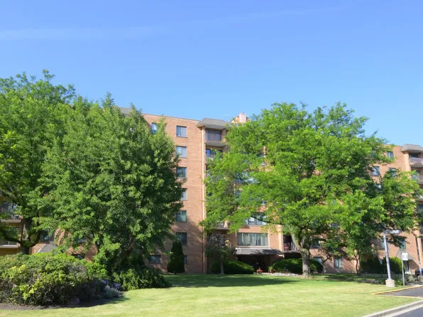 1747 W Crystal Ln Unit 207, Mount Prospect, IL 60056