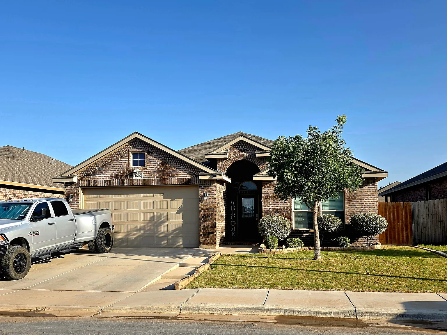 3 bed, 2.0 bath, 1946 sqft, $2,600 — Photo 1