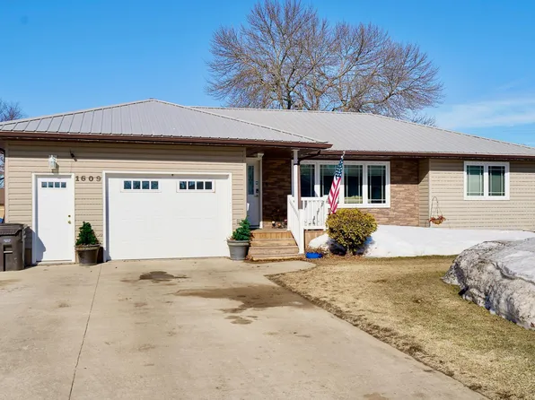 1609 5th Ave NE, Jamestown, ND 58401