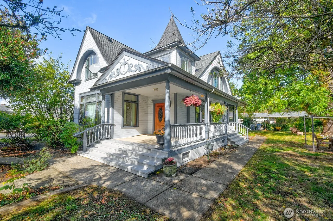 218 E Young Street photo 1