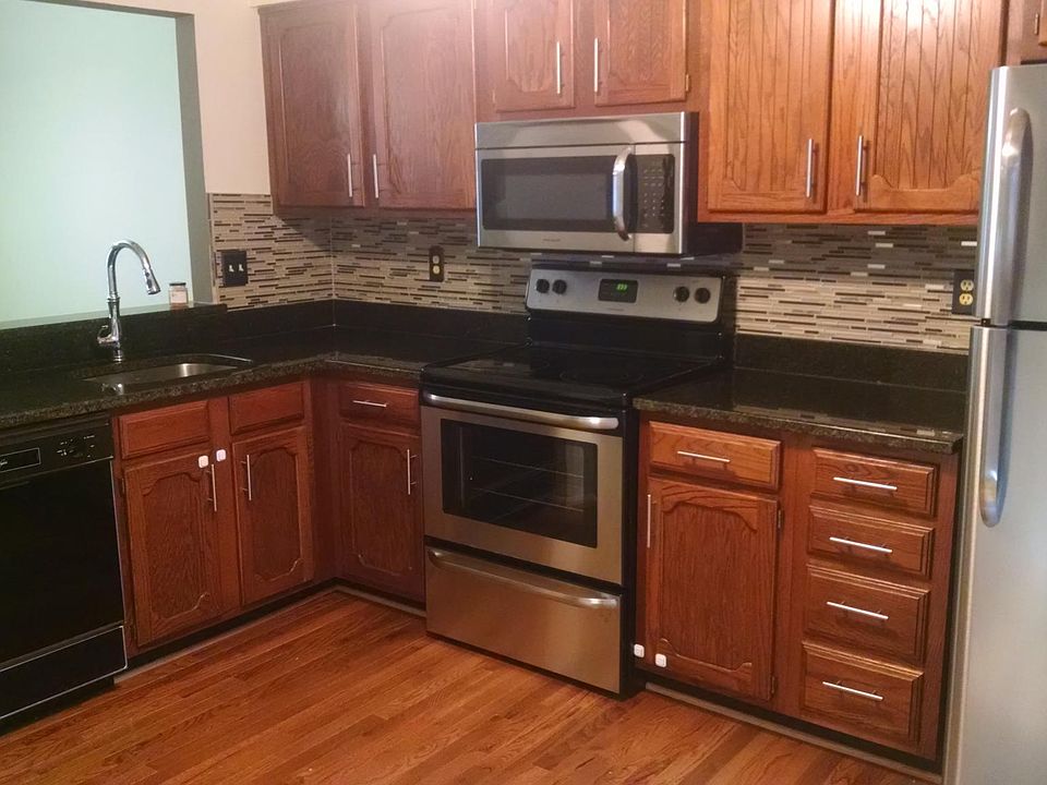 Updated Kitchen with Hardwood and new appliances!