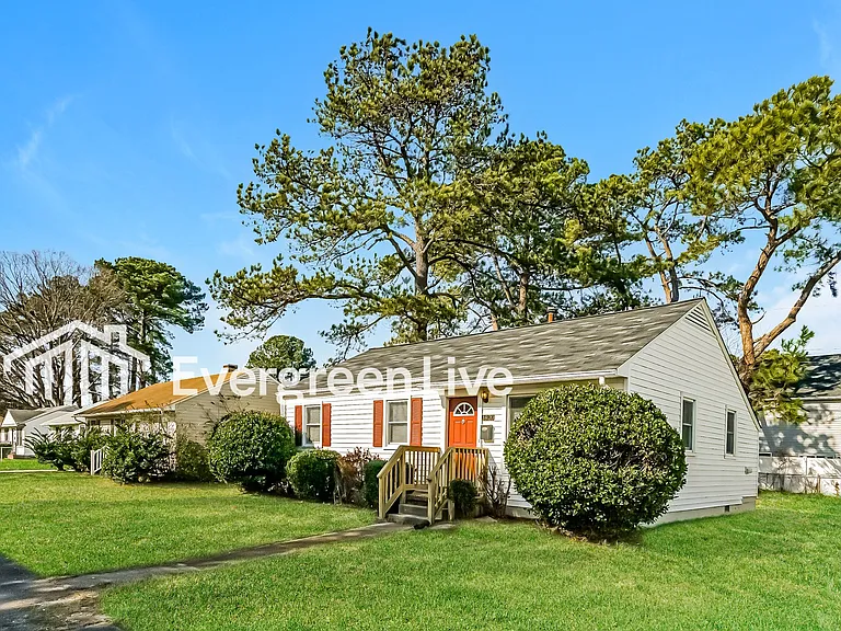 1820 N Lakeland Dr — Photo 2