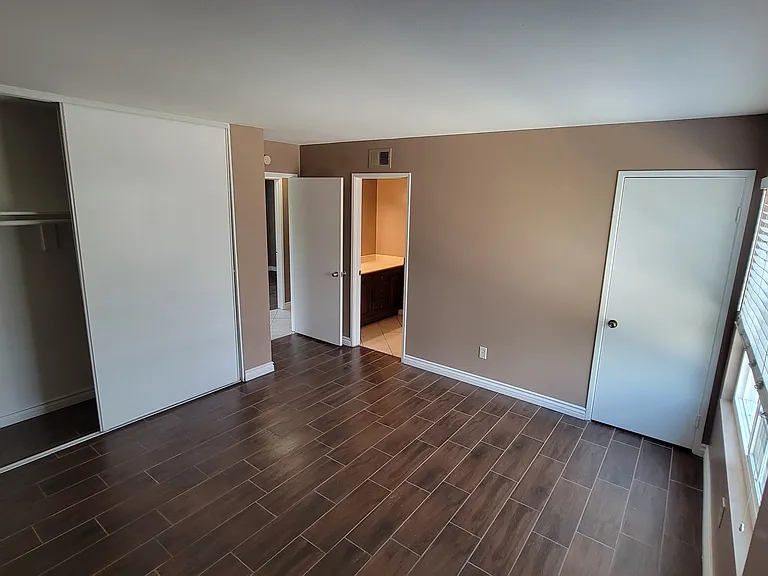 Master Bedroom 12x12 Pic 1