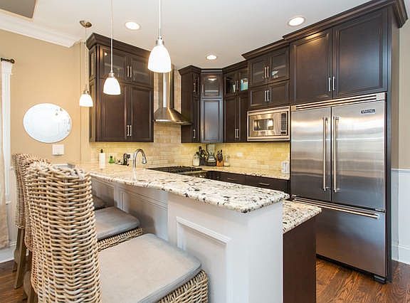 2nd image of 1022 W Diversey Pkwy #2