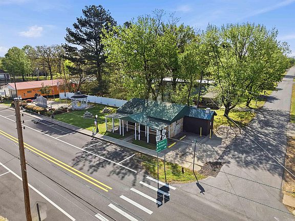 3rd image of 900 Main St