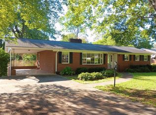 626 Willowbrook Ln, Winston Salem, NC 27104