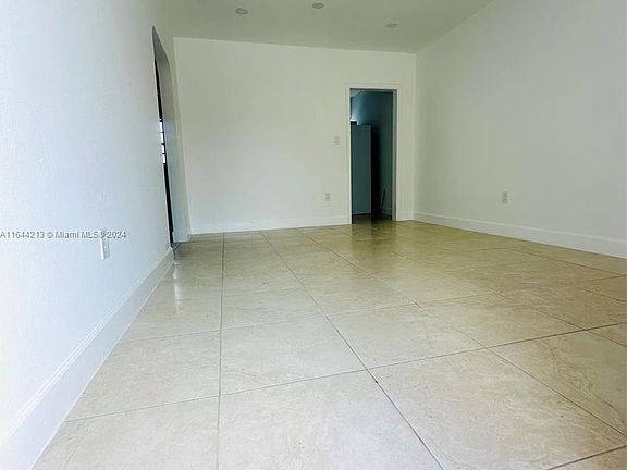 5th image of 503 SW 29th Ct