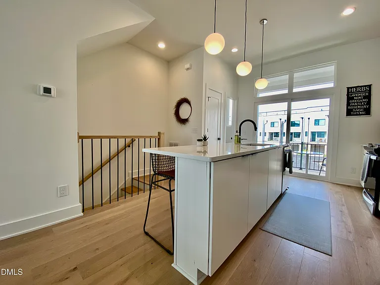 629 Queen St — Photo 16