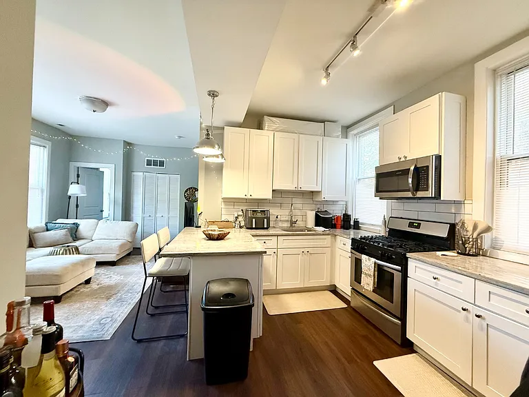 737 W Oakdale Ave #1W — Photo 3