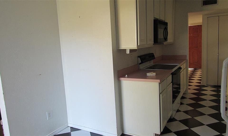 2nd image of 853 Cambridge Dr