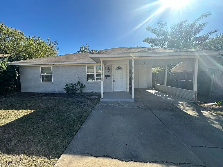 2108 Westchester Dr — Photo 2