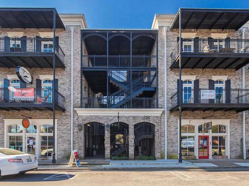 113 Harbor Town Square building