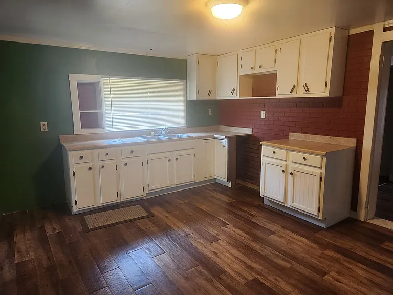 1712 Phillip St — Photo 3