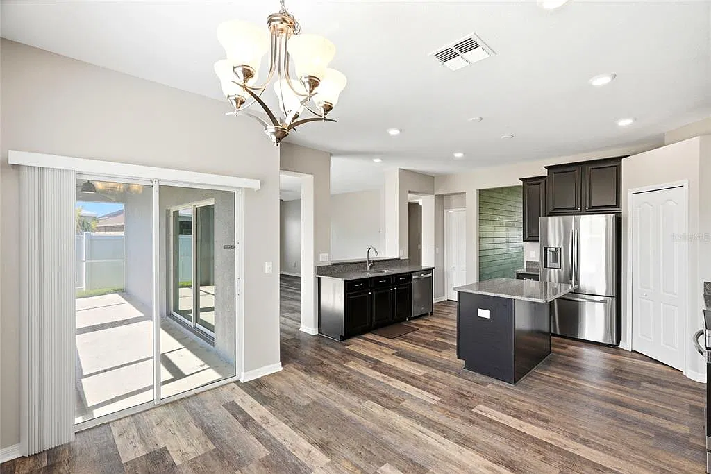 6 bed, 3.0 bath, 3023 sqft, $2,850 — Photo 4