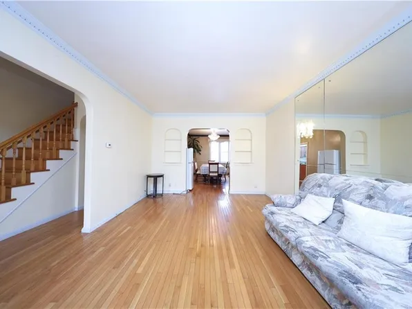 4715 Bedford Avenue image 4 of 35