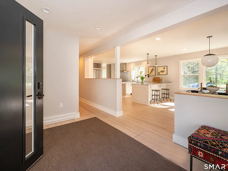 54 Robin Hill Ln — Photo 3