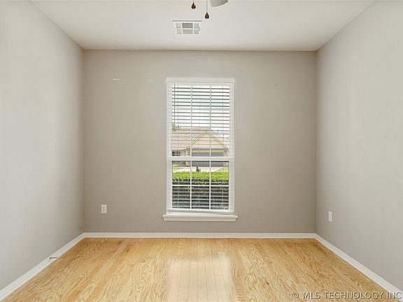 5th image of 2025 W Woodbury St N