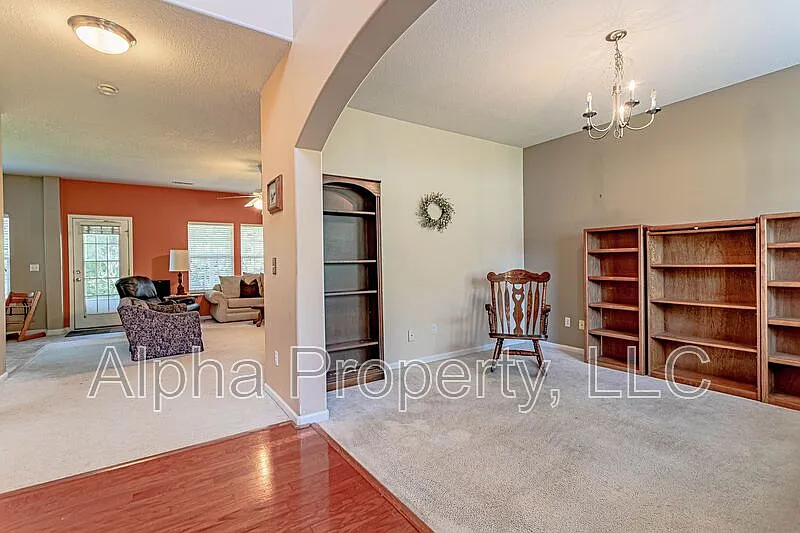 4 bed, 2.5 bath, 2500 sqft, $1,695 — Photo 4