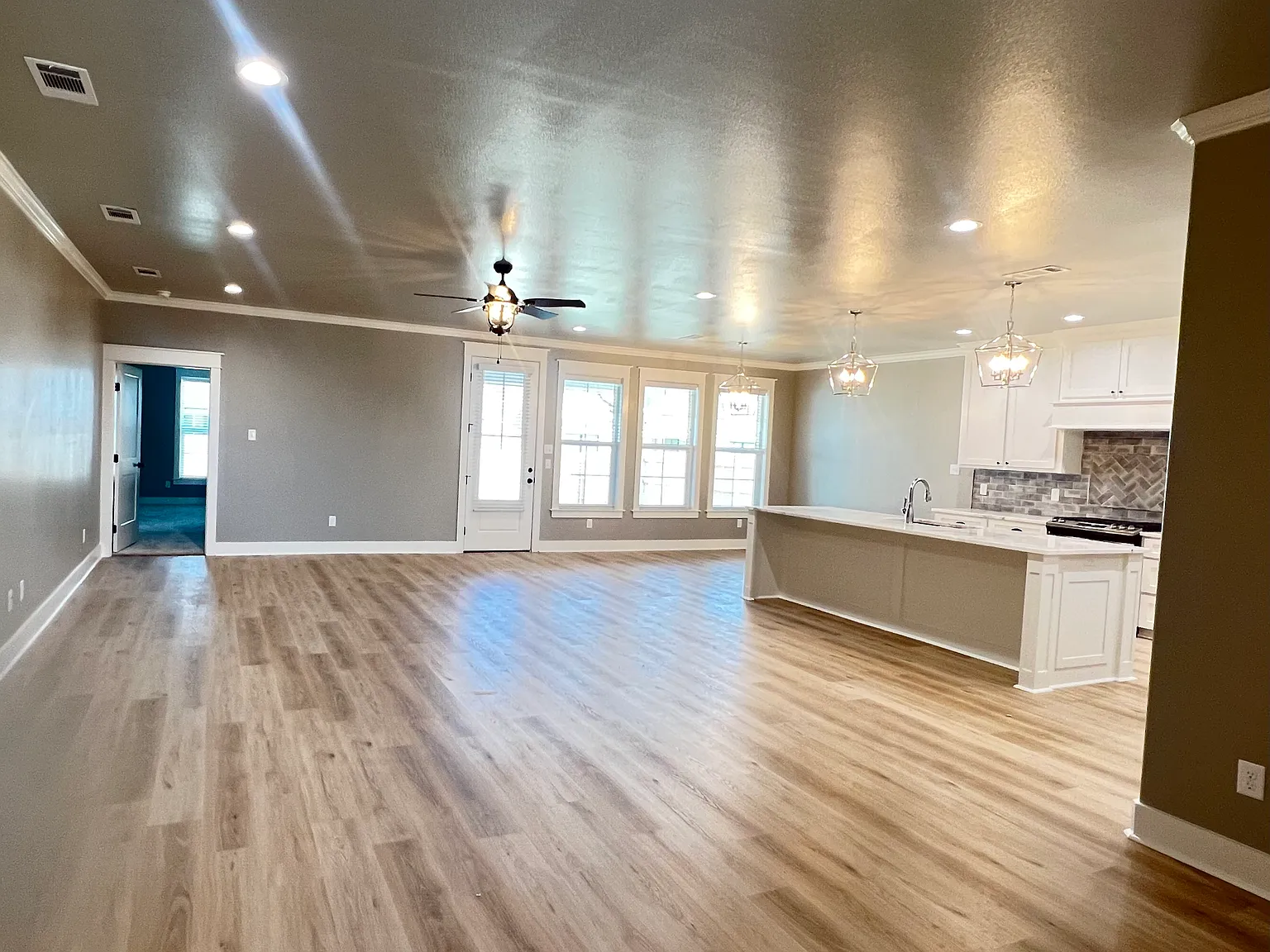 4 bed, 2621 sqft, $3,200 — Photo 3