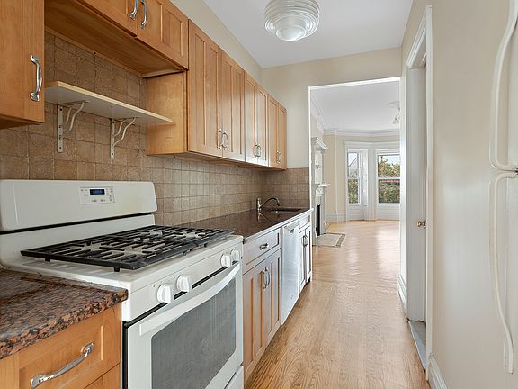 5th image of 69 8th Ave APT 3