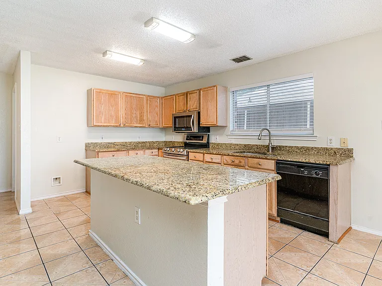 1810 Cedar Ridge Dr — Photo 10