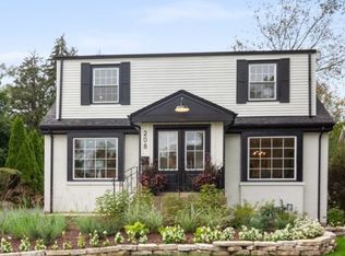 208 Walker Ave, Clarendon Hills, IL 60514