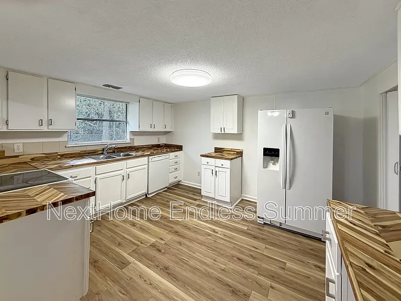 3 bed, 2.0 bath, 1364 sqft, $2,100 — Photo 4