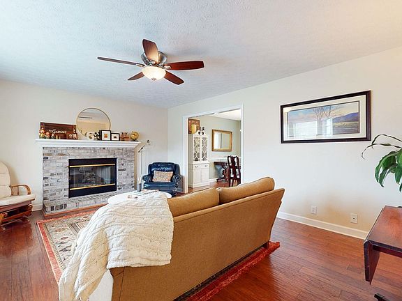 2nd image of 516 Bushwood Dr