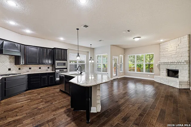 3 bed, 2.0 bath, 2037 sqft, $2,575 — Photo 4