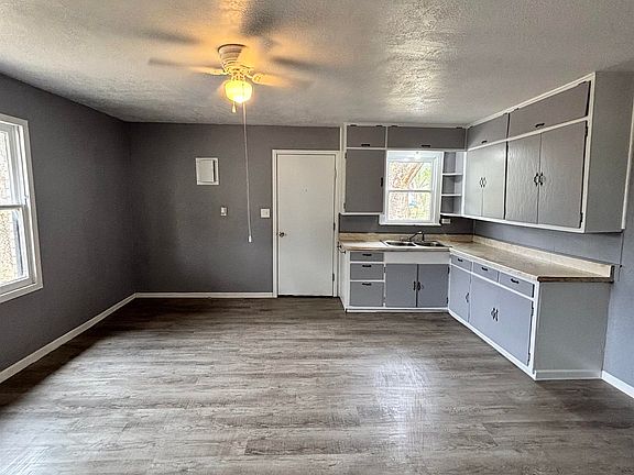 4th image of 603 E Apache St