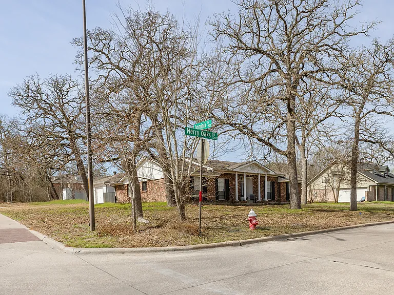 1222 Merry Oaks Dr — Photo 4