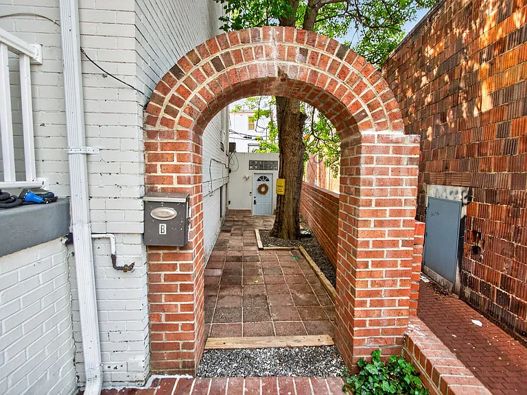 768 Quebec Pl NW #B — Photo 2