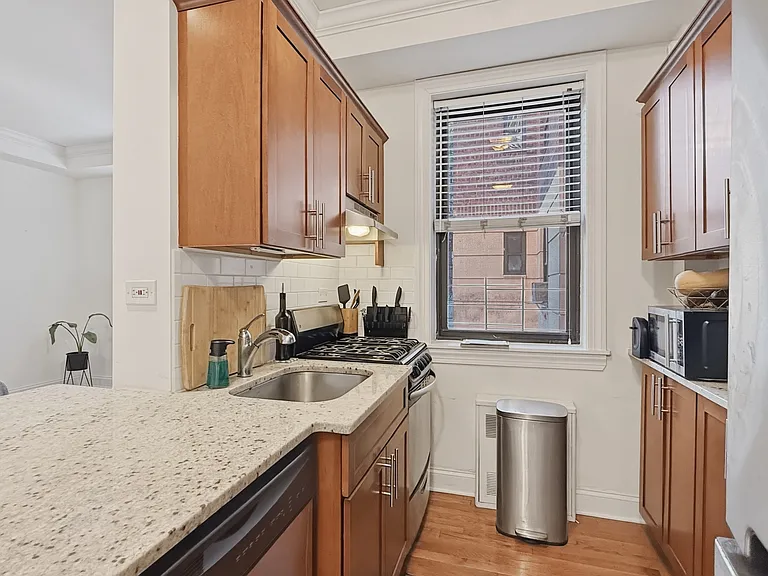 4489 Broadway #2D — Photo 4