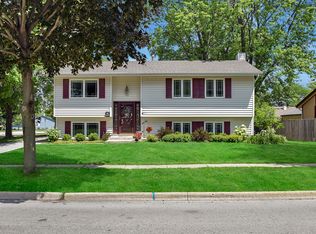 702 Hillside Dr, Streamwood, IL 60107