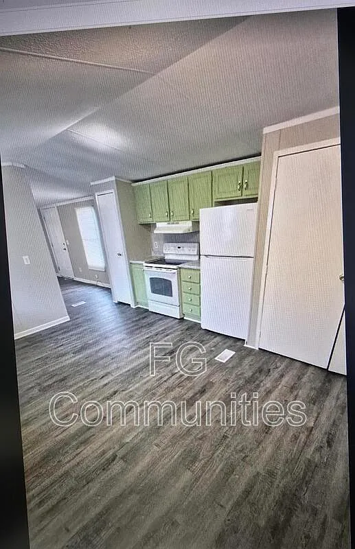 3 bed, 2.0 bath, $925 — Photo 2