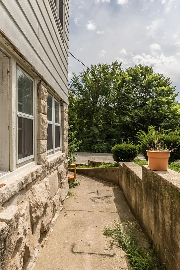 1218 N College — Photo 4