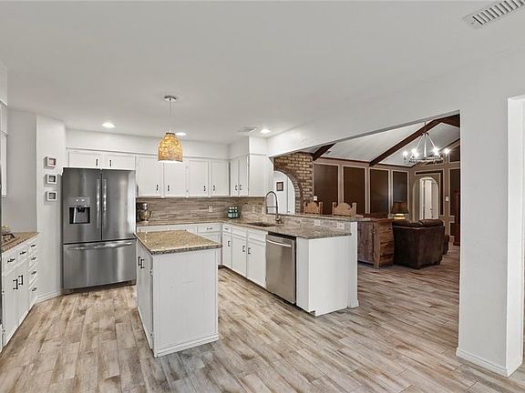 3rd image of 2521 Mollimar Dr