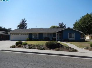 2207 E Hillcrest Ave, Visalia, CA 93292