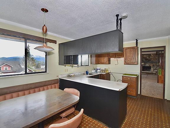 5th image of 631 Wyngaert Rd